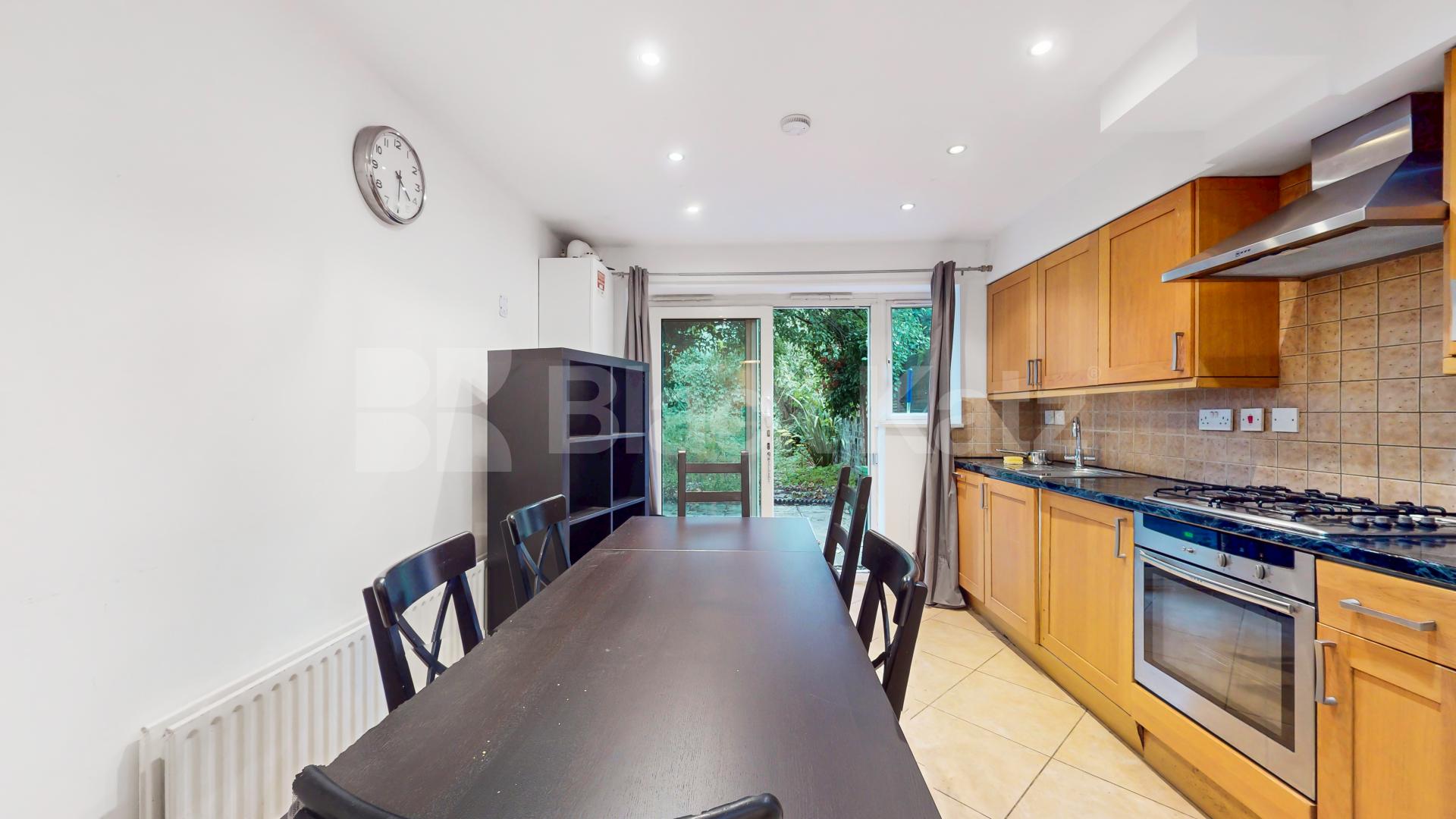 Stylish 3 Bedroom Flat on Quiet Residential Street Rochester Road, Camden